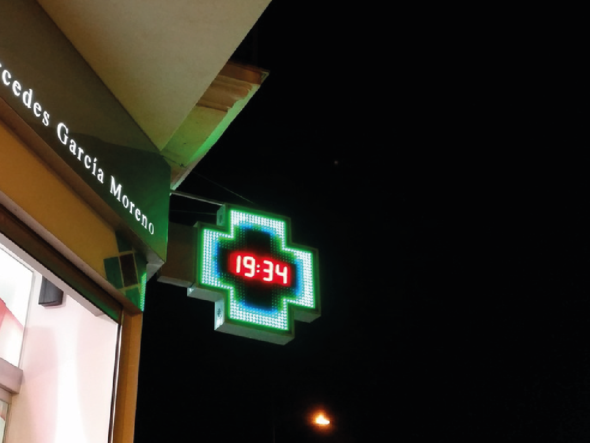 Cruz de farmacia LED con reloj digital de noche en Murcia
